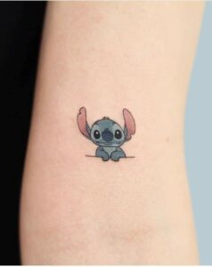 Tatuagem Minimalista Stitch no antebraço