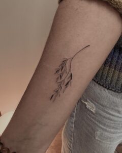 Tatuagem Minimalista de galho no antebraço