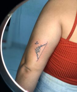 Tatuagem Minimalista de triângulo e flores no braço