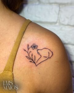 Tatuagem Minimalista de cachorro e flor no ombro