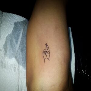 Tatuagem Minimalista de mão delicada no ombro