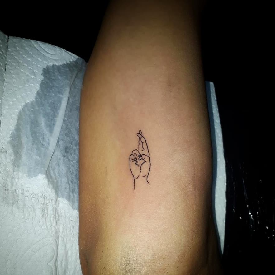 Tatuagem Minimalista de mão delicada no ombro