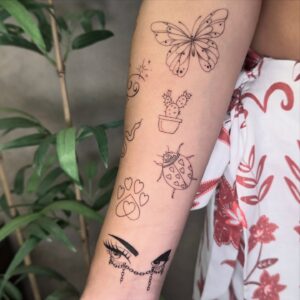Tatuagem Minimalista diversos desenhos no braço