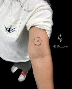 Tatuagem Minimalista de anos com coração no braço