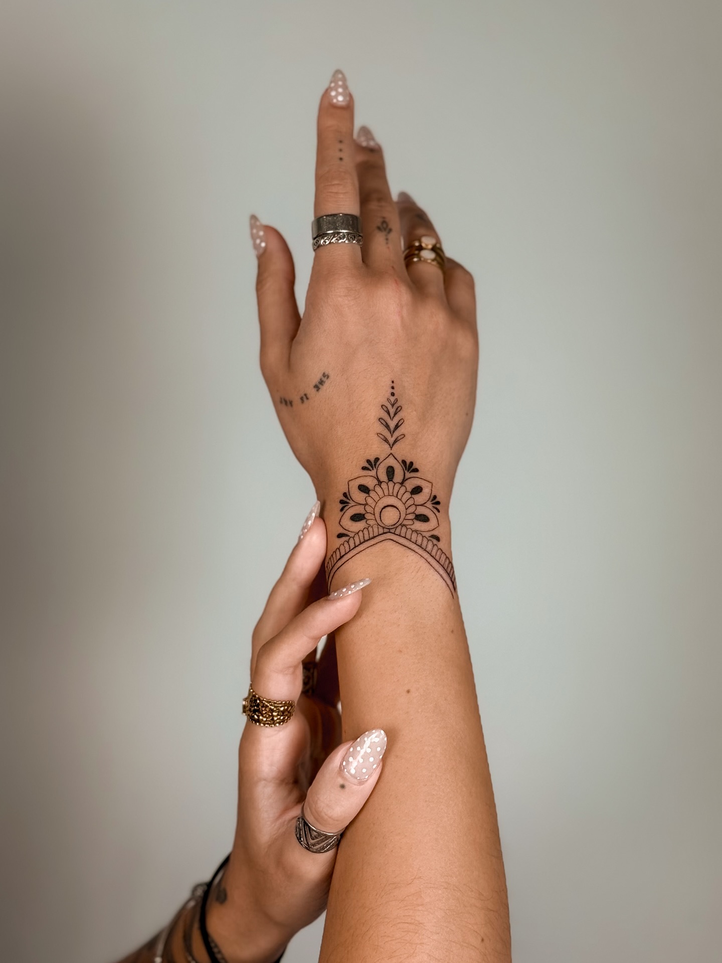 Tatuagem Minimalista de Mandala no pulso