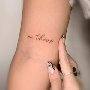 Tatuagem Minimalista escrita no braço