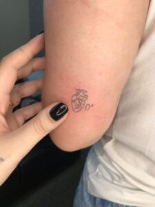 Tatuagem Minimalista de coração e tipo sanguíneo no braço