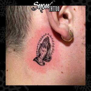 Tatuagem Minimalista de mãos rezando pescoço