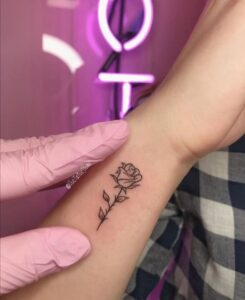 Tatuagem Minimalista de rosa no pulso