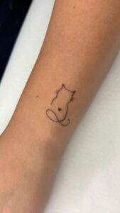 Tatuagem Minimalista de gato no braço