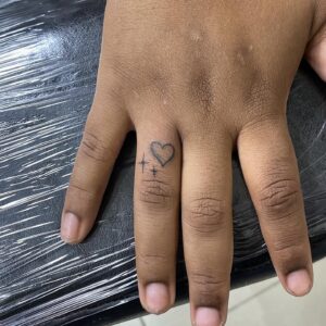Tatuagem Minimalista de coração no dedo