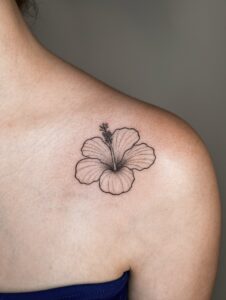 Tatuagem Minimalista de flor no ombro