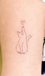 Tatuagem Minimalista de gato com coração no braço