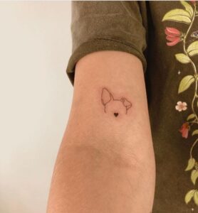 Tatuagem Minimalista de cachorro no braço