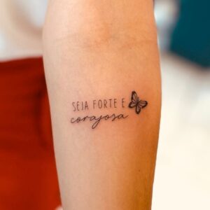 Tatuagem Minimalista borboleta com frase no braço