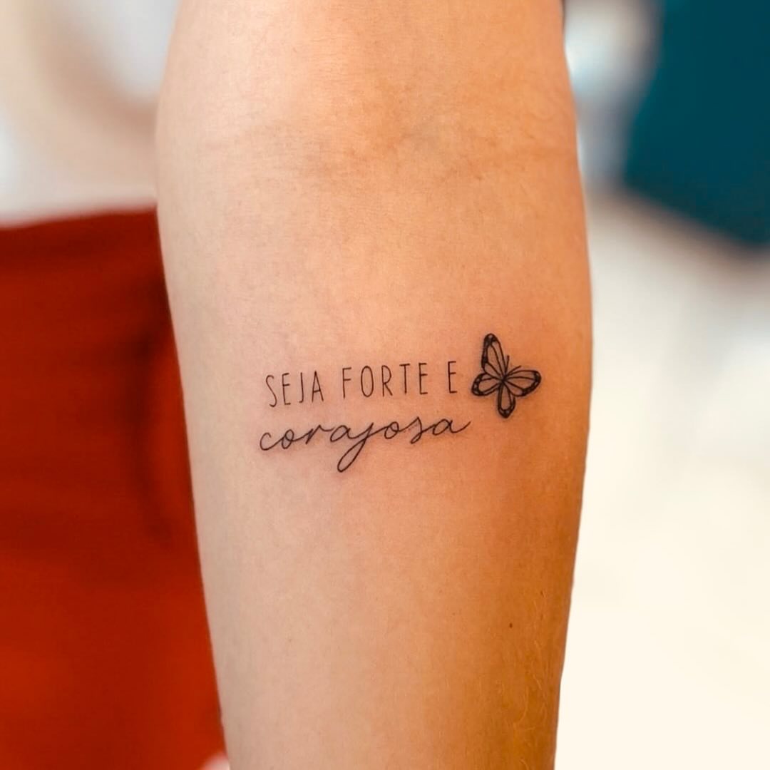 Tatuagem Minimalista borboleta com frase no braço