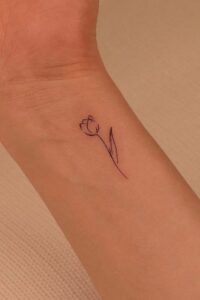 Tatuagem Minimalista flor delicada no pulso