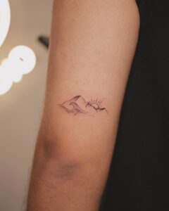 Tatuagem Minimalista de montanhas no braço