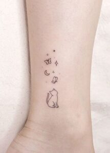 Tatuagem Minimalista de gato com estrelas e lua