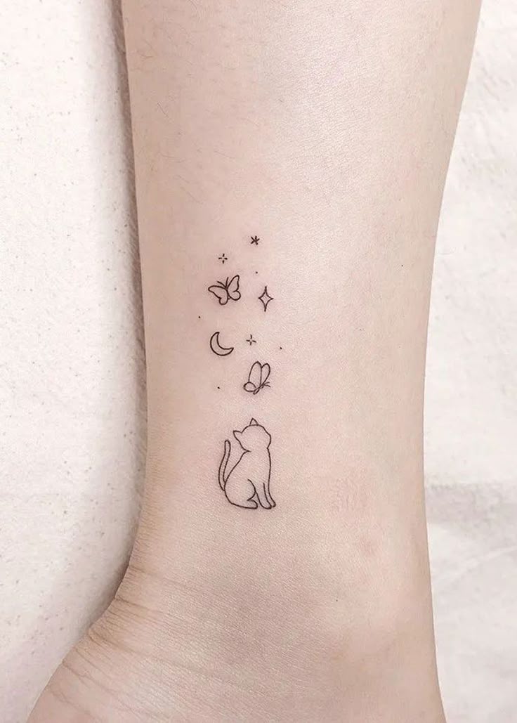 Tatuagem Minimalista de gato com estrelas e lua