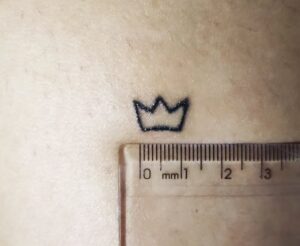 Tatuagem Minimalista de coroa pequena