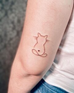 Tatuagem Minimalista de gato pequeno no braço