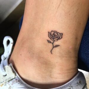 Tatuagem Minimalista de rosa no tornozelo