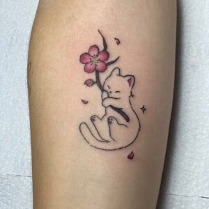 Tatuagem Minimalista de gato com flor no braço
