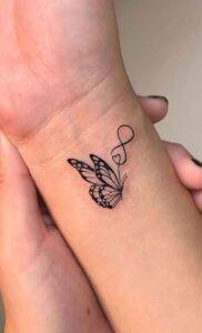 Tatuagem Minimalista borboleta com símbolo infinito