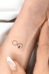 Tatuagem Minimalista símbolo infinito com letra K