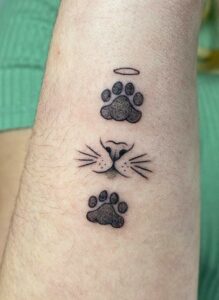 Tatuagem Minimalista de patinhas e rosto de gato
