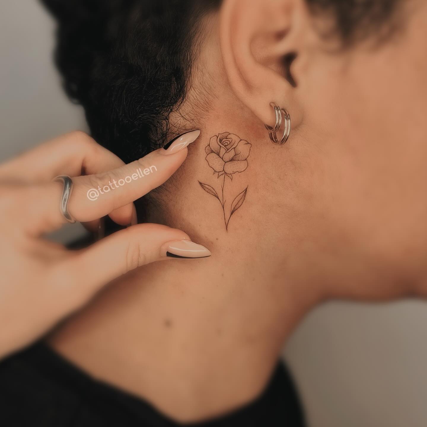Tatuagem Minimalista de flor atrás da orelha