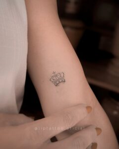 Tatuagem Minimalista de coroa no antebraço