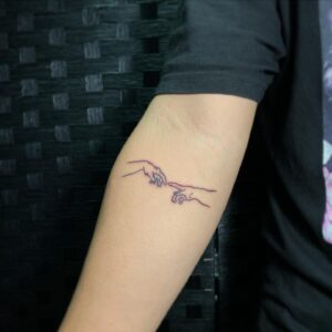 Tatuagem Minimalista de mãos no antebraço