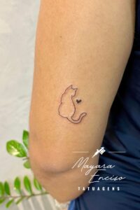 Tatuagem Minimalista de gato com coracao no braco