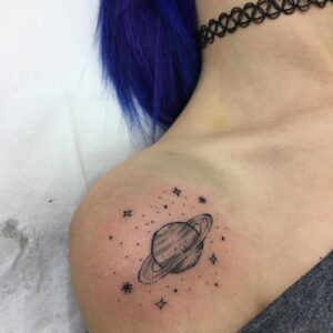 Tatuagem Minimalista de planeta no ombro