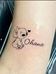 Tatuagem Minimalista Stitch Ohana no antebraço