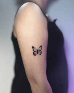 Tatuagem Minimalista de borboleta no braço