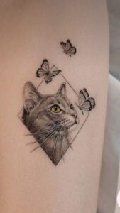 Tatuagem Minimalista de gato com borboletas