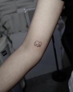Tatuagem Minimalista de elefante pequeno no braço