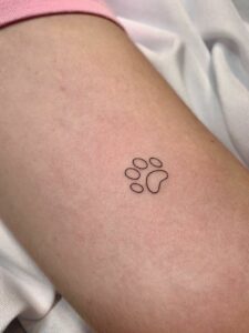 Tatuagem Minimalista de pata no braço