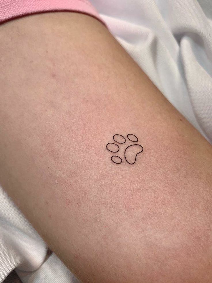 Tatuagem Minimalista de pata no braço