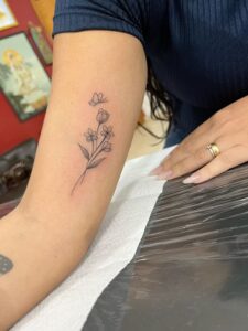 Tatuagem Minimalista de flores no antebraço
