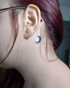 Tatuagem Minimalista de lua atrás da orelha