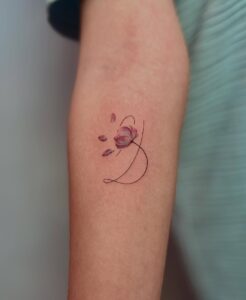Tatuagem Minimalista de flor delicada no braço