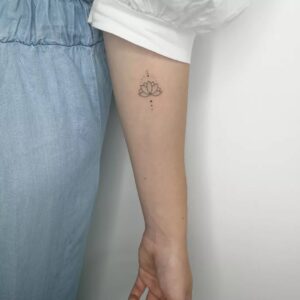 Tatuagem Minimalista de flor no antebraço