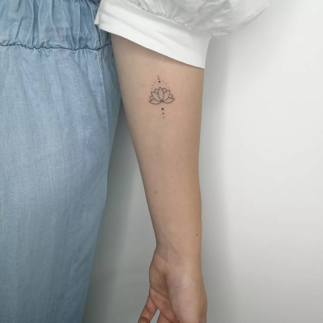 Tatuagem Minimalista de flor no antebraço