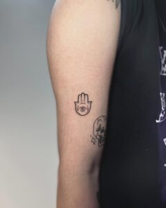 Tatuagem Minimalista de hamsá no braço