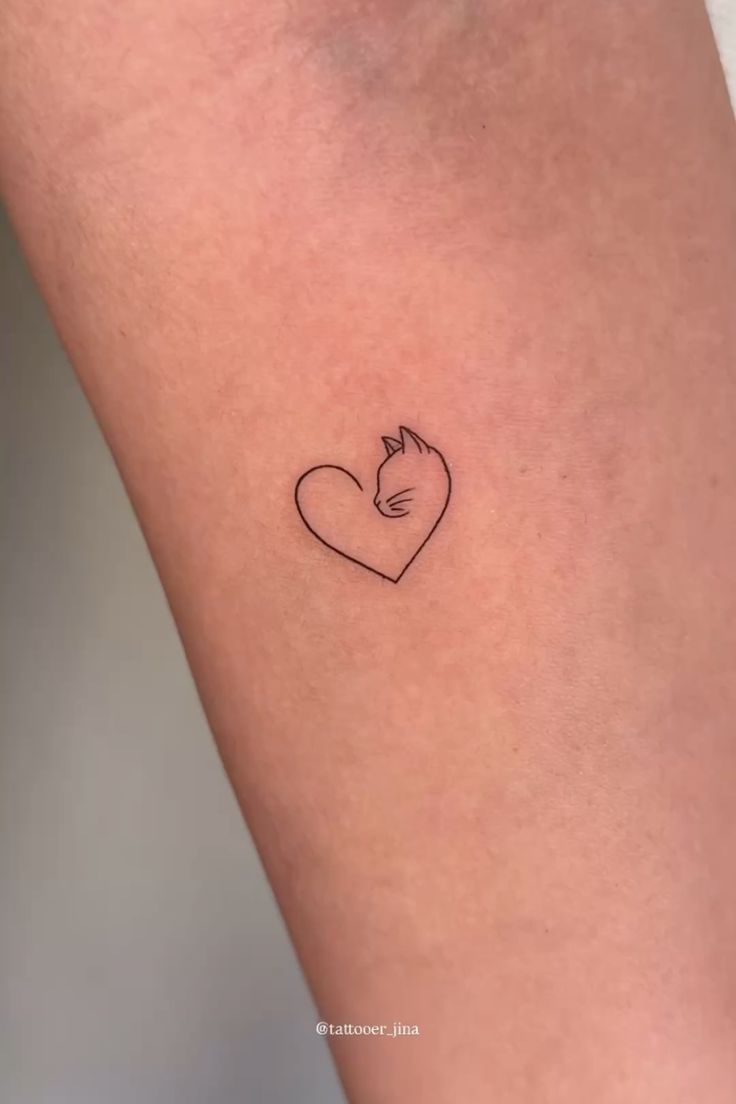Tatuagem Minimalista de coração no pulso