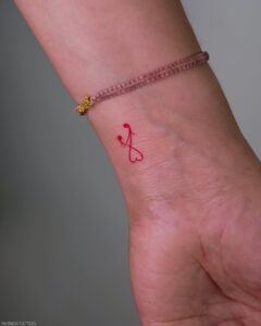 Tatuagem Minimalista coracao delicado no pulso